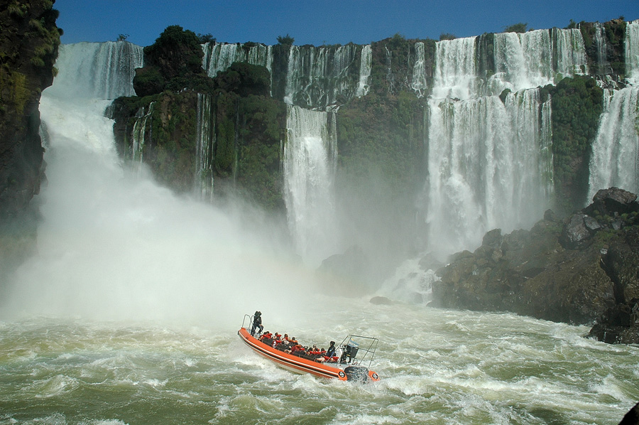 Водопады Игуасу. Сафари на лодке под водопады vodopady iguasu brazilia i argentina 36