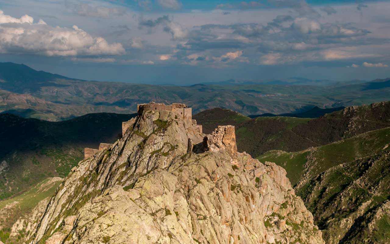 Замок Бабак, Иран Замок Бабак, Иран