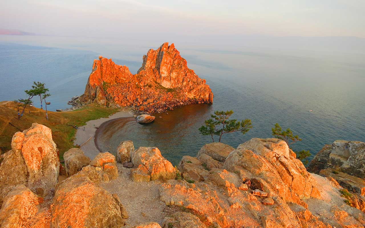 Скала Шаманка на закате Скала Шаманка на закате