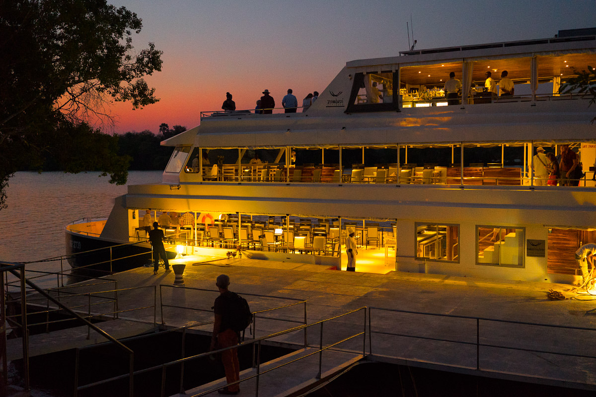 Круиз по реке Замбези на закате солнца на кораблике Zambezi Explorer Круиз по реке Замбези на закате солнца на кораблике Zambezi Explorer